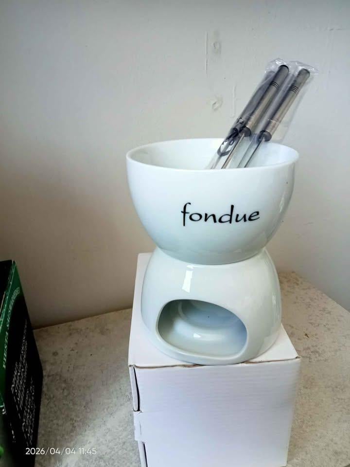 2 fondue sets