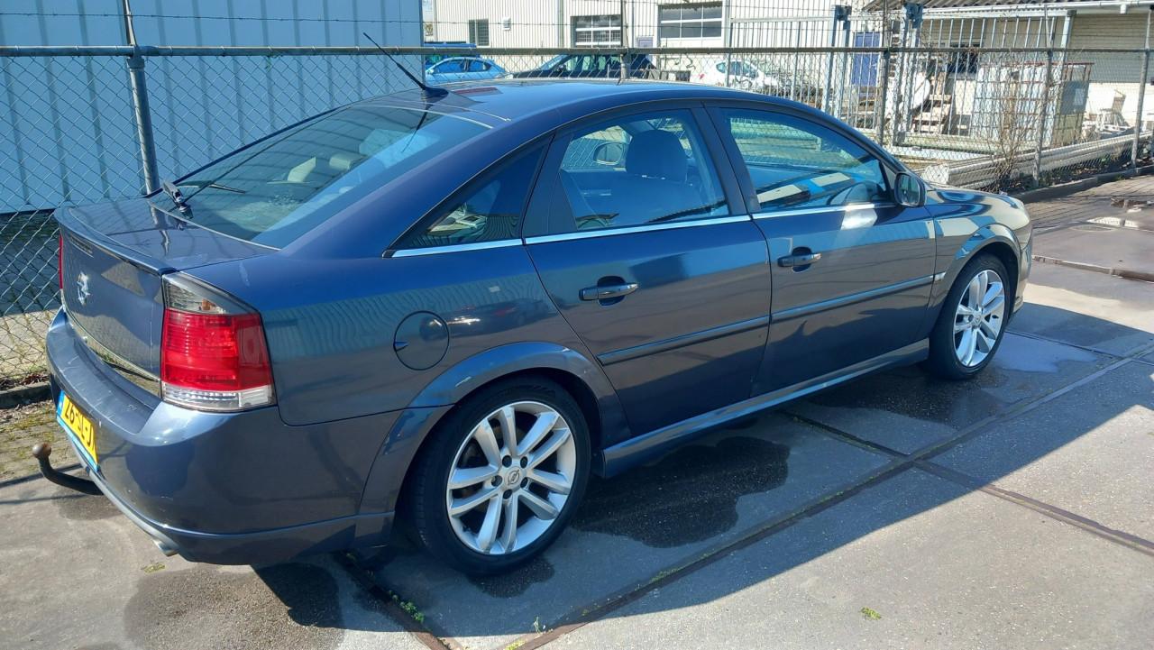 Opel Vectra GTS 2.2 -16V Sport automaat HB BJ;2006 airco lm-velgen
