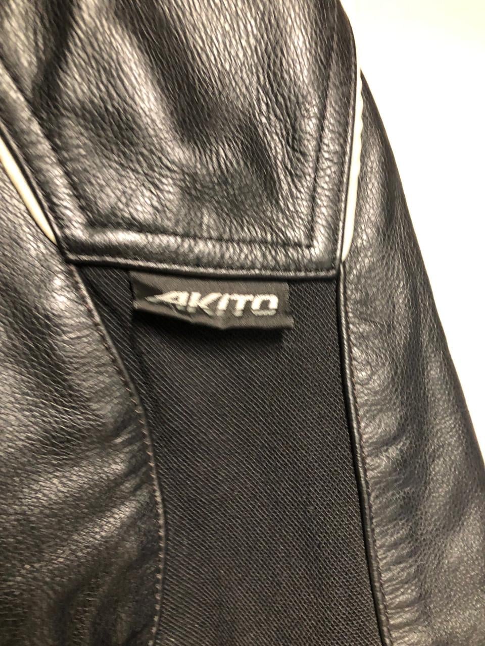 Akito motor jas +broek jas is maat D 14 Uk16….broek is maat D50 Uk32