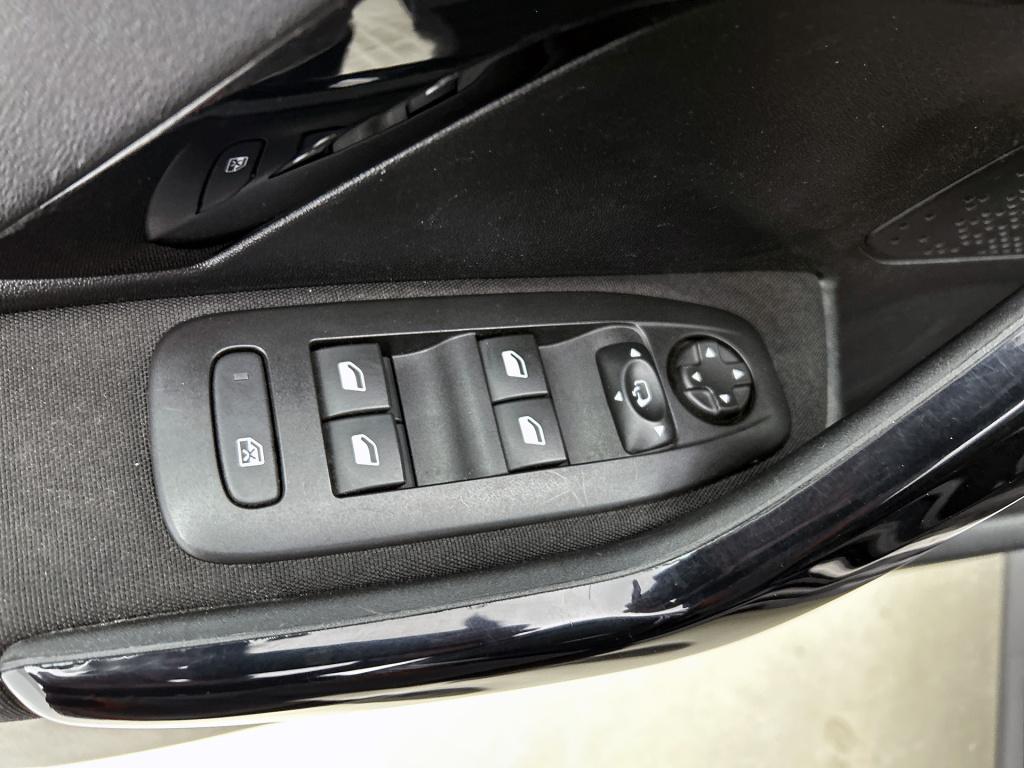 Peugeot 208 110pk tech edition | rijklaar | trekhaak | camera achter | navi