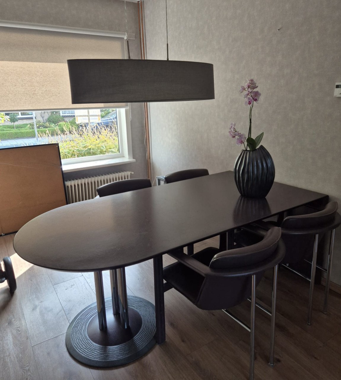 Eettafel met 4 leren stoelen
