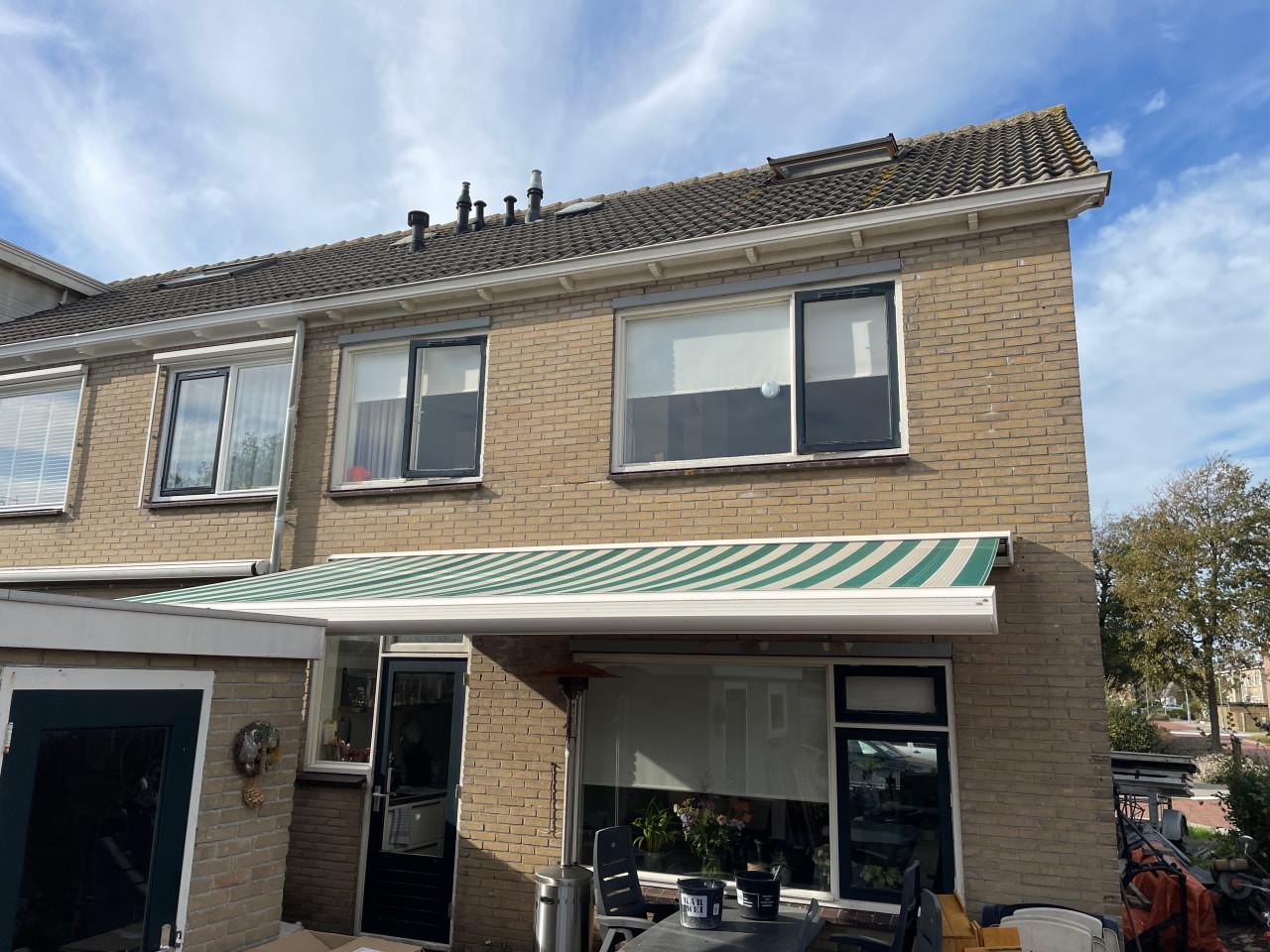 Zonnescherm elektrisch 550cm breed en 300cm uitval