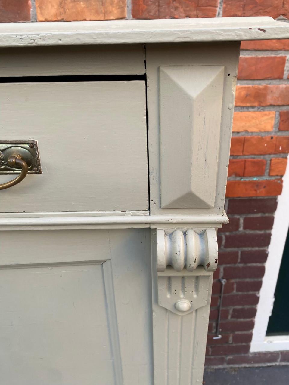 Grijs groene houtenkast