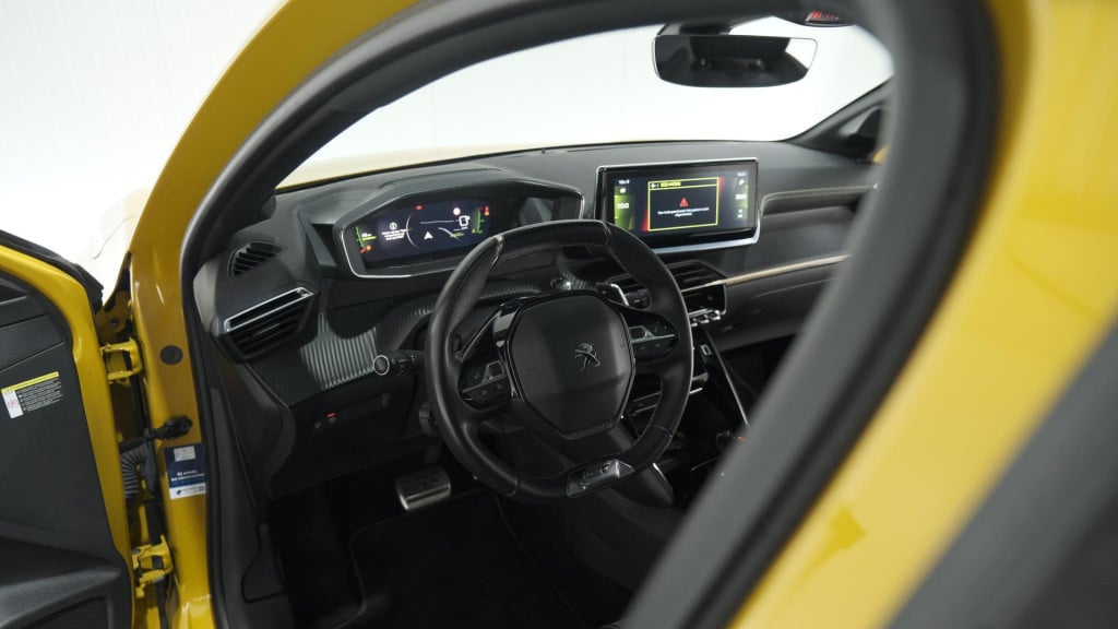 Peugeot 208 puretech 100 eat8 gt-line | trekhaak | adaptieve cruise control