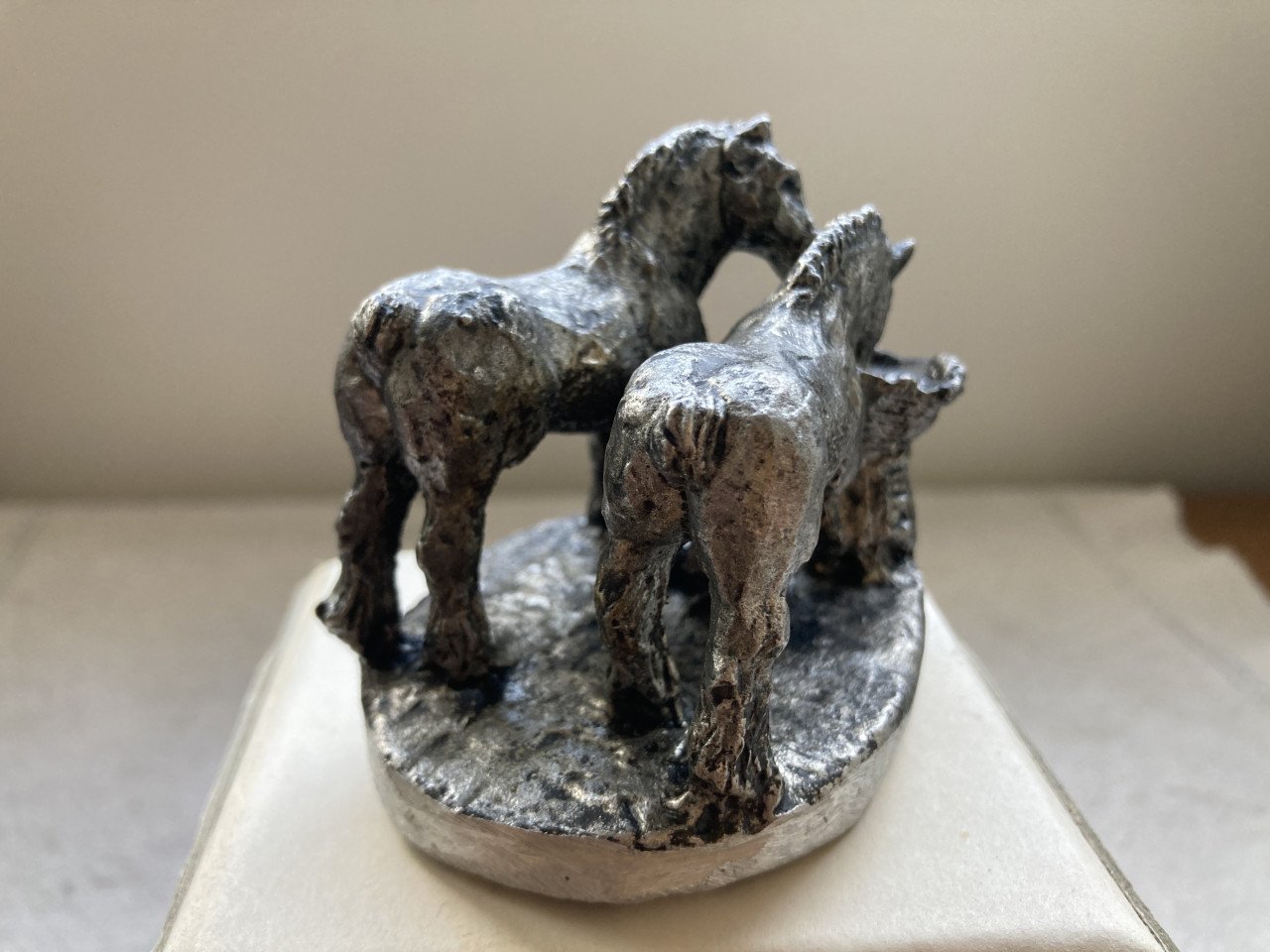 Gegoten aluminium beeldjes van paarden