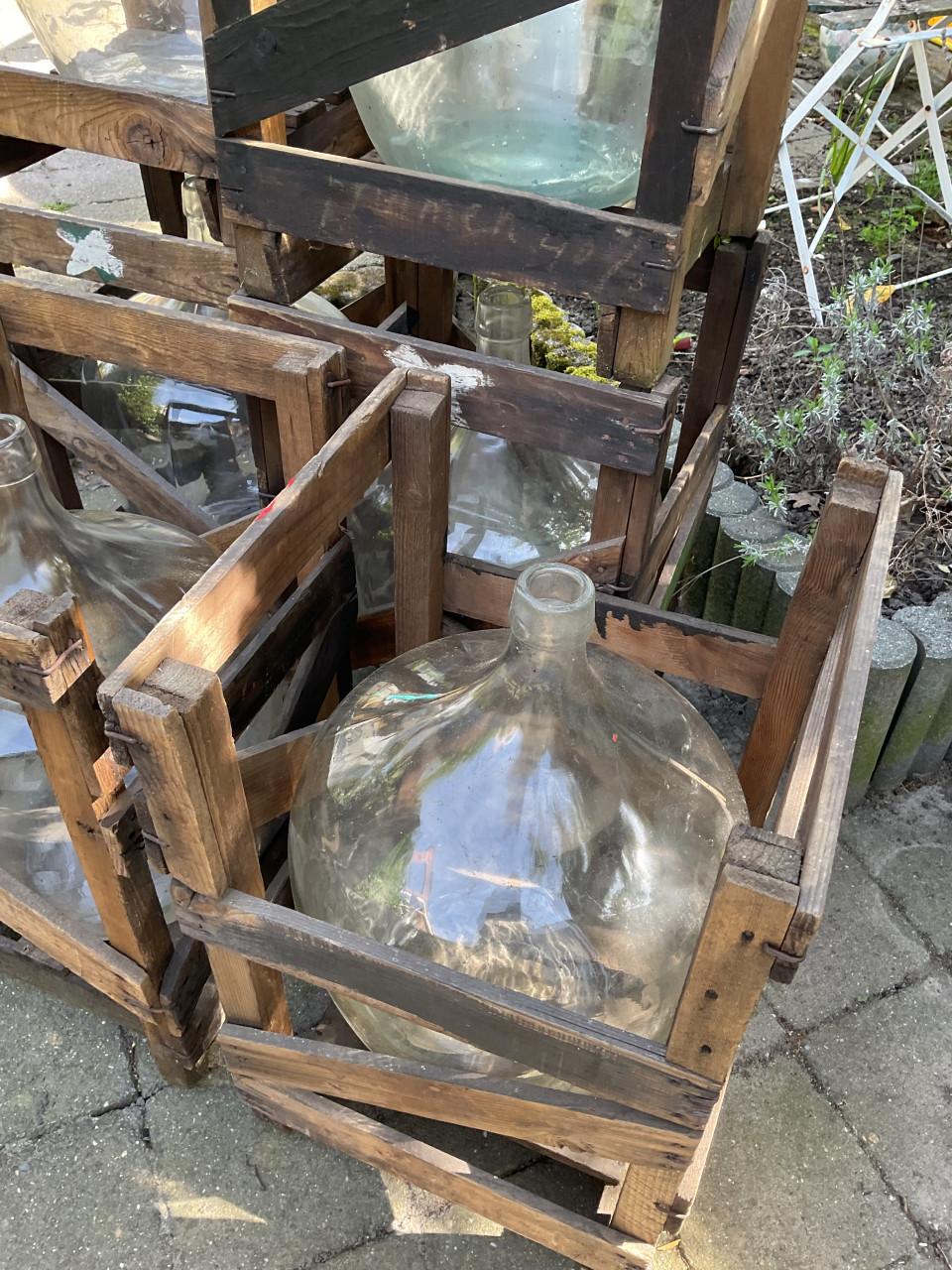 Oude gistflessen in krat ( 25 ltr. )