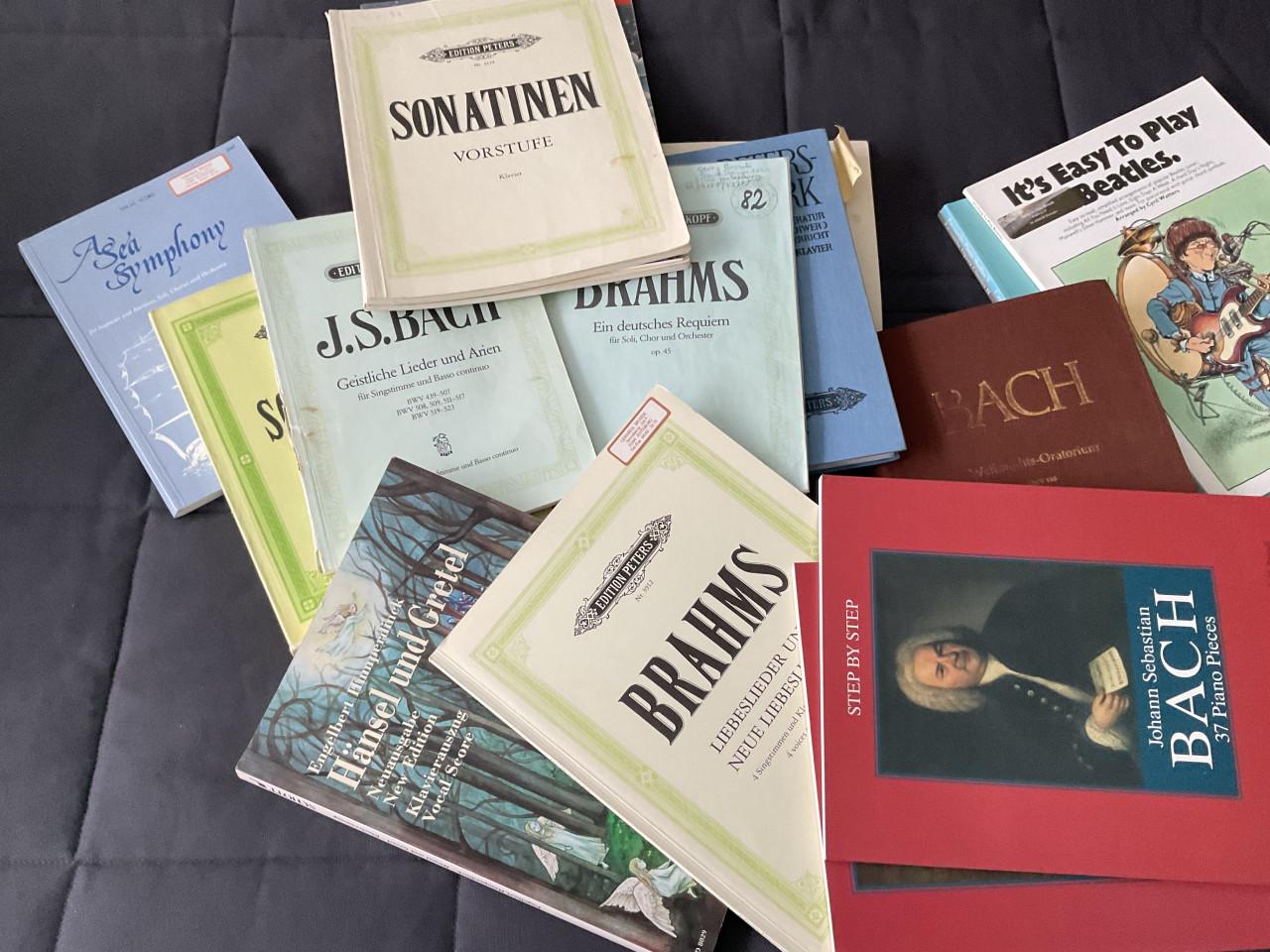 Muziekstandaard en meerdere notenboeken klassiek