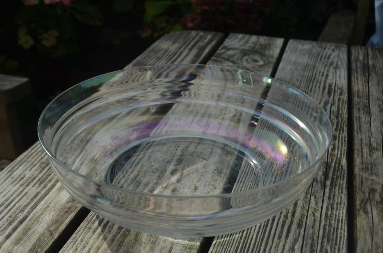Wat grotere iriserend glazen schaal