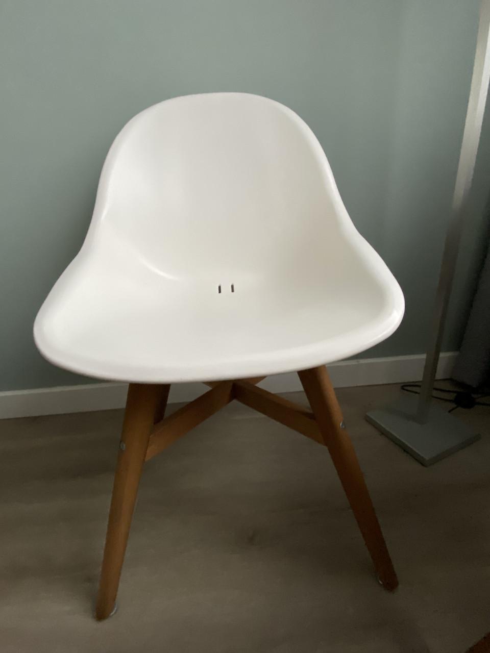 2 x witte ikeastoel : Fanbijn.
