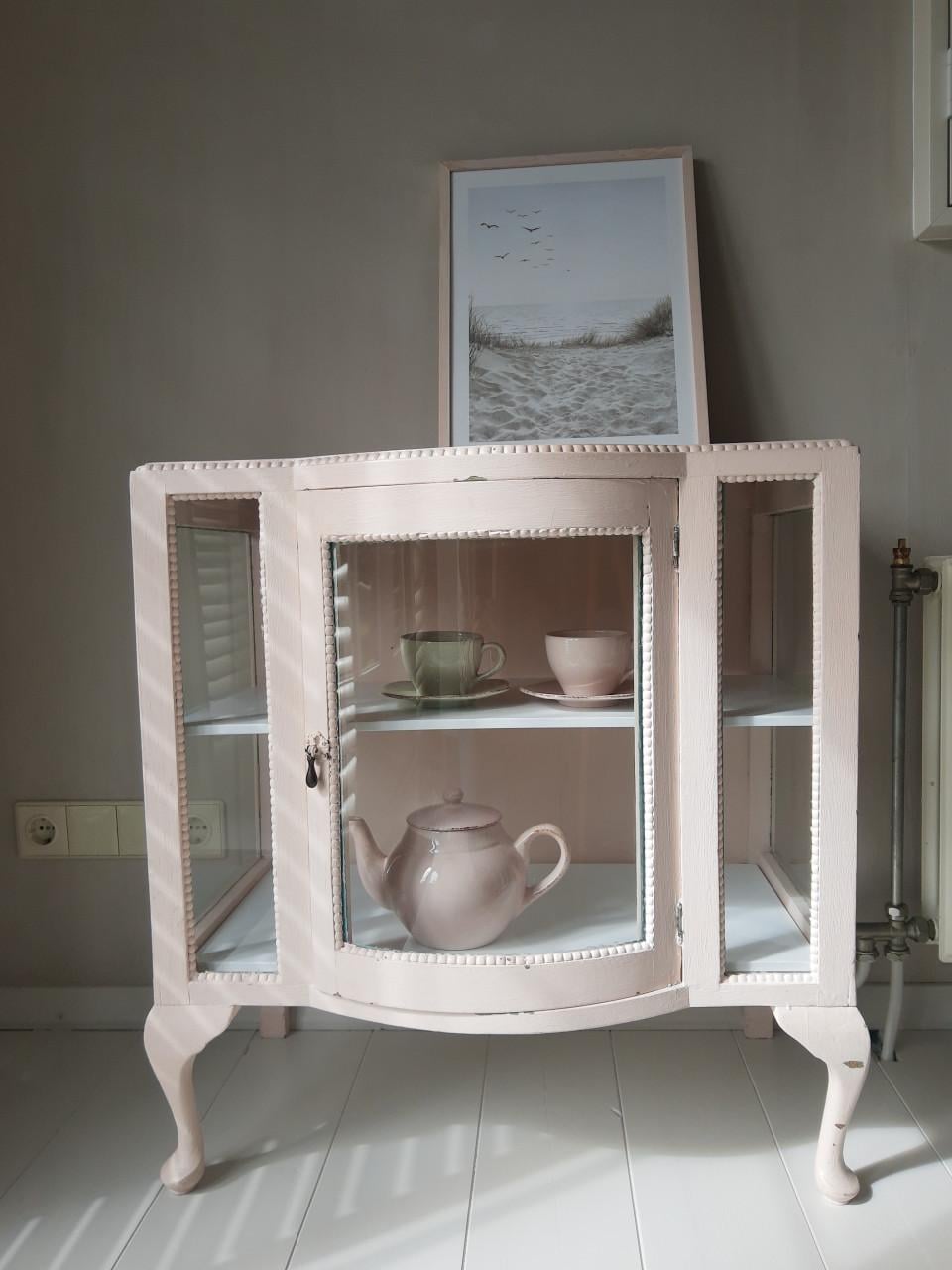 Mooi theekastje/ servieskastje