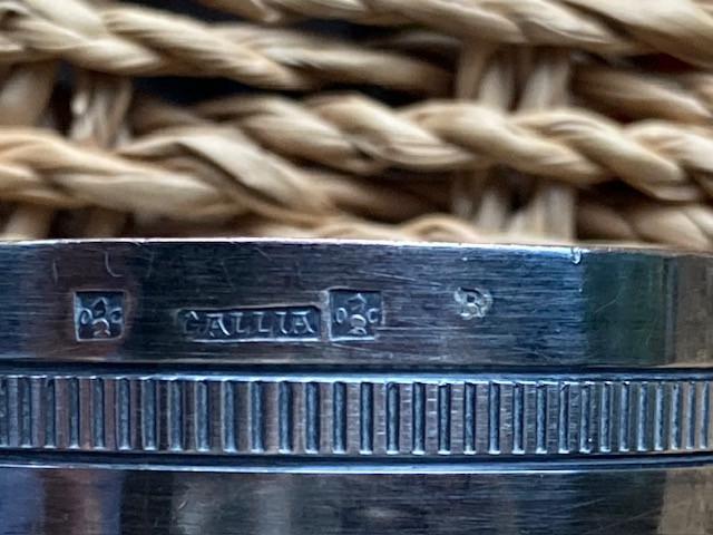 Zilveren vaasje en eierdop