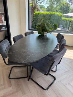 Eetkamer tafel en stoelen