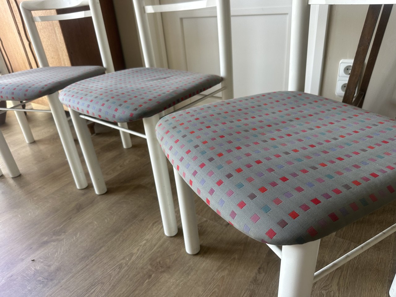 4 stijlvolle, strakke eetkamerstoelen. Grijsblauw.