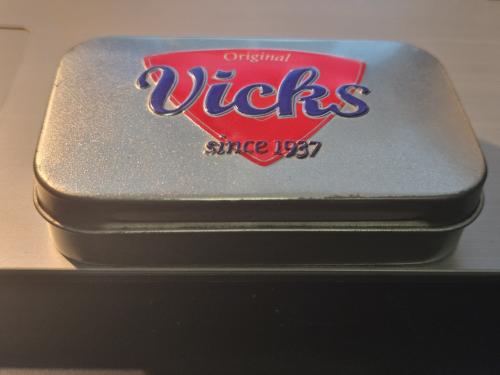 Vintage metalen blikje van Vicks, 9.5x6x2cm