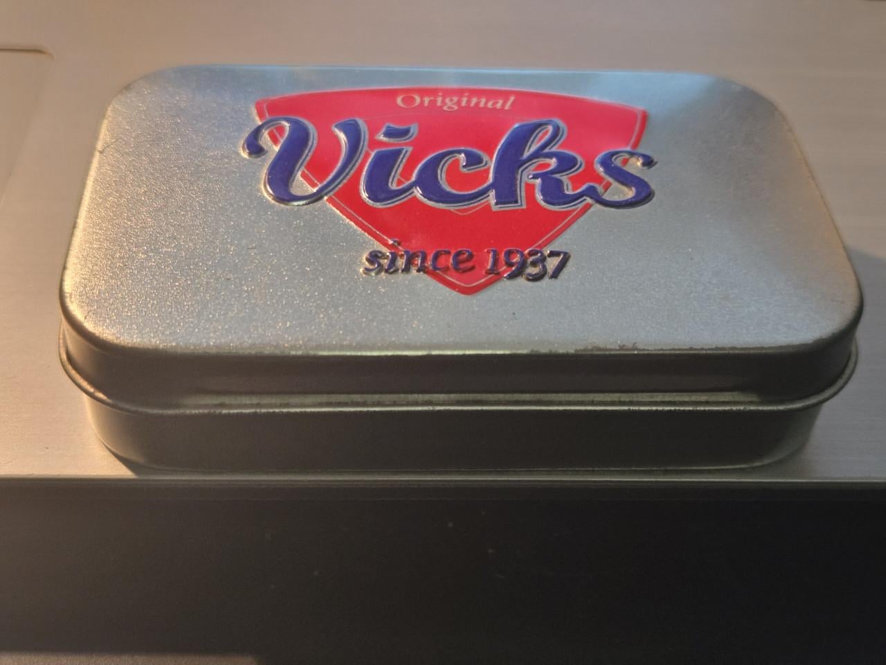 Vintage metalen blikje van Vicks, 9.5x6x2cm