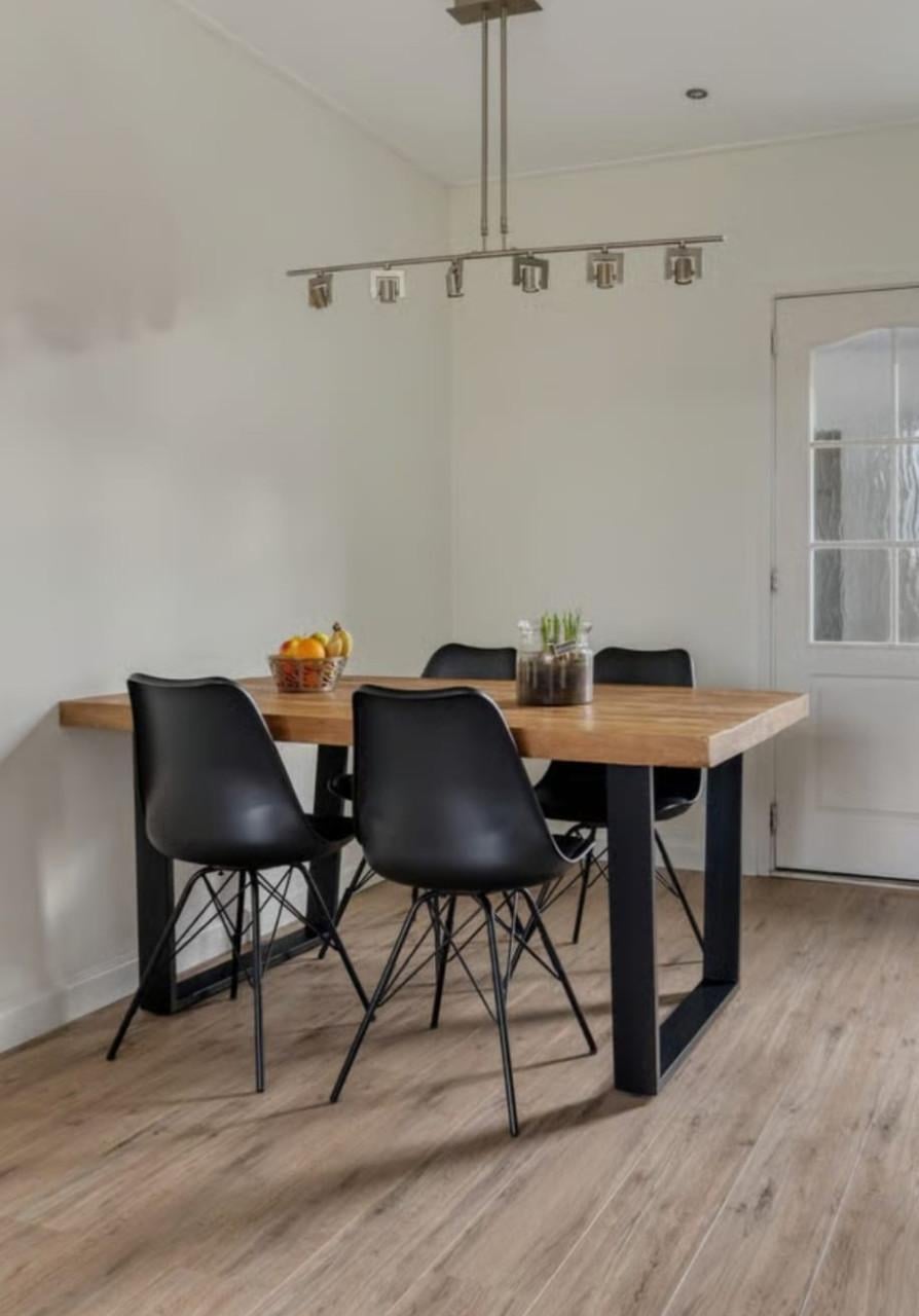 Hoekbank, eettafel + stoelen, salontafeltjes, dressoir