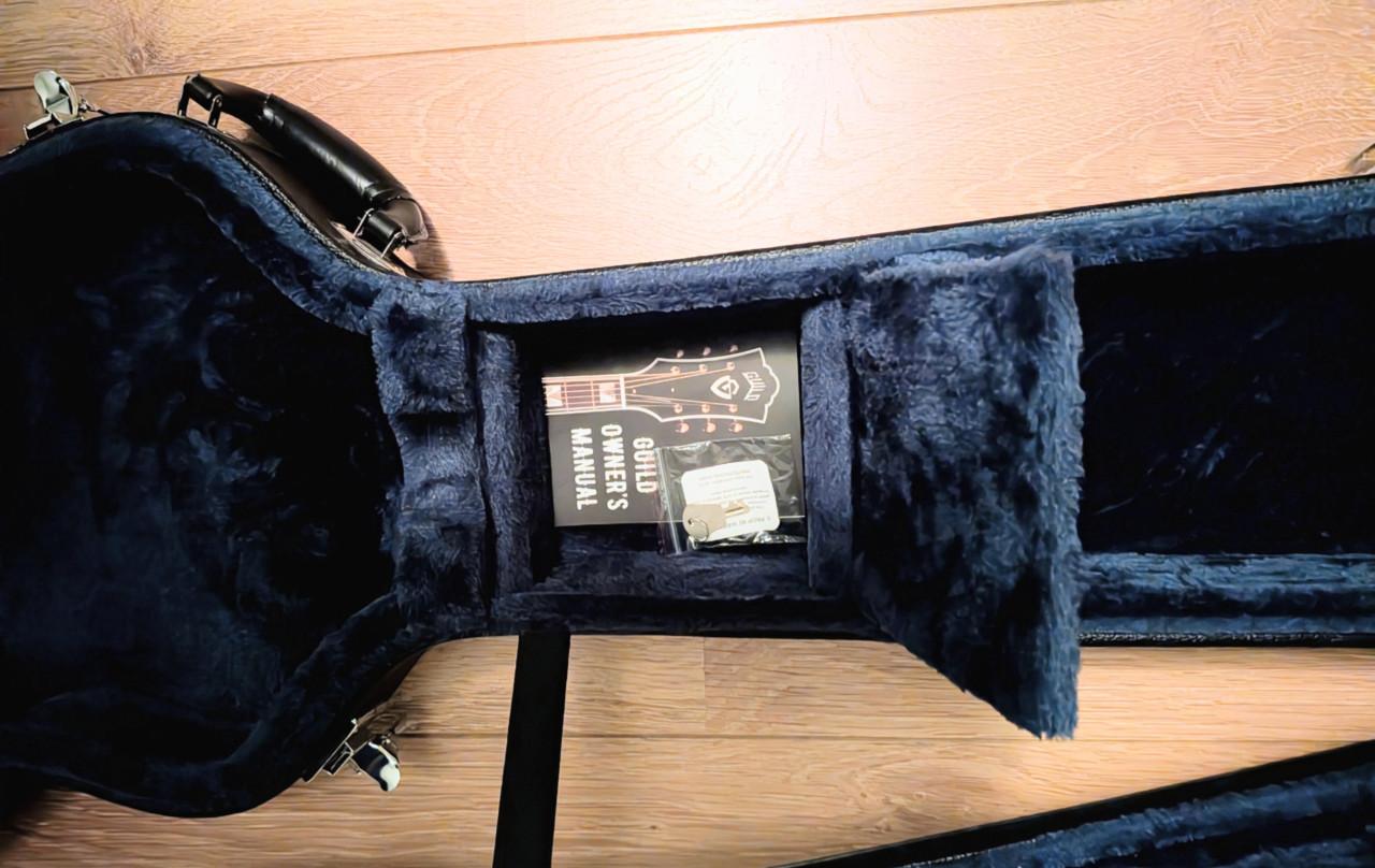 Vrijwel nieuwe Guild hard case voor de Starfire (bas)gitaar