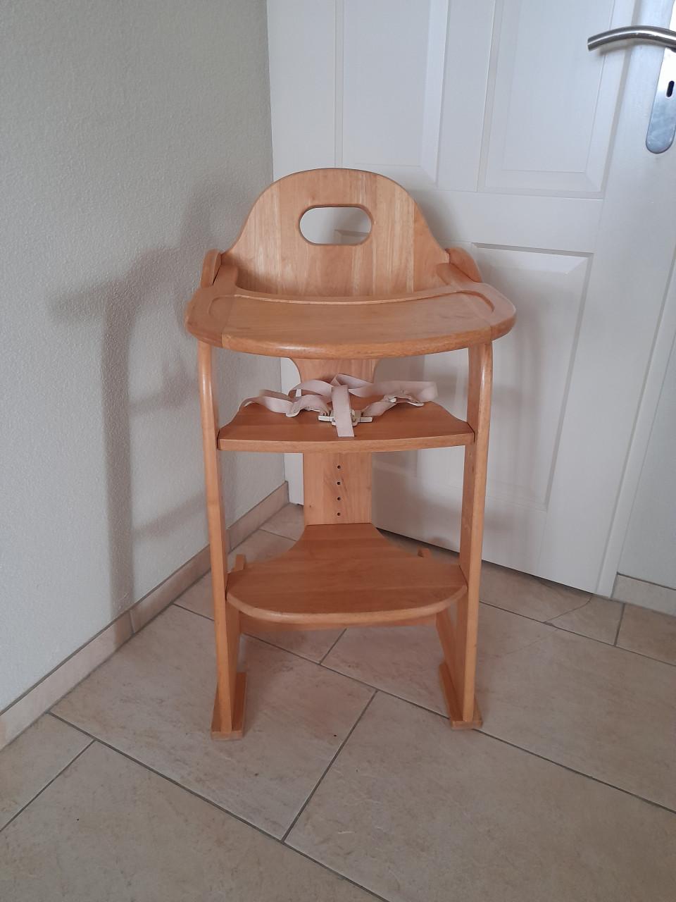 Houten kinderstoel ( in goede nette staat )