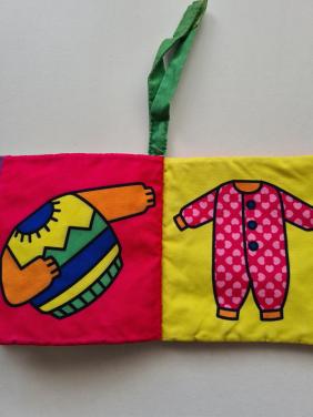 Zacht stoffen babyboekje van het merk Jellycat