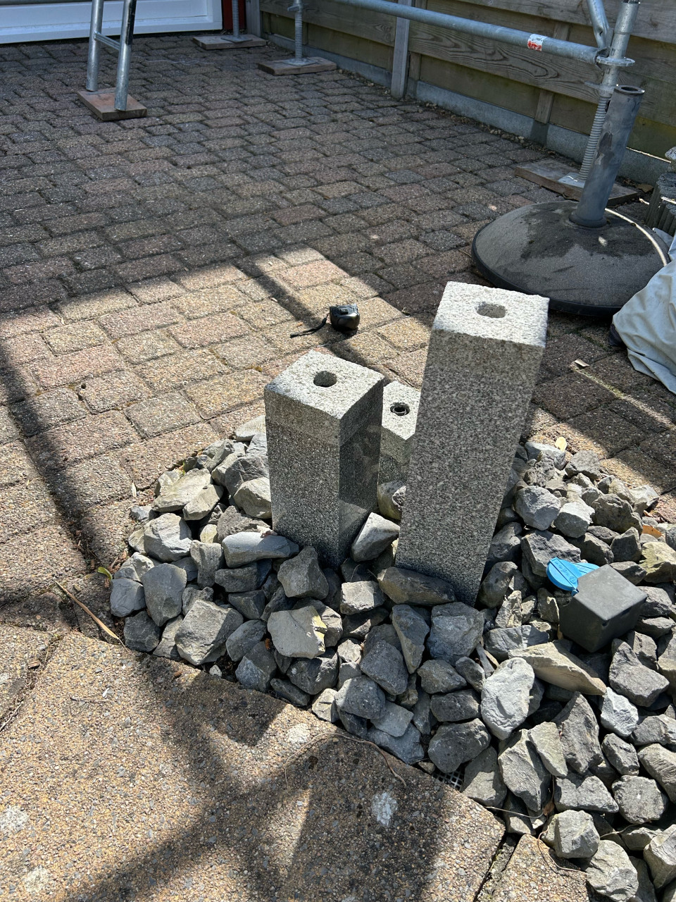 3delig stenen waterornament met waterpomp