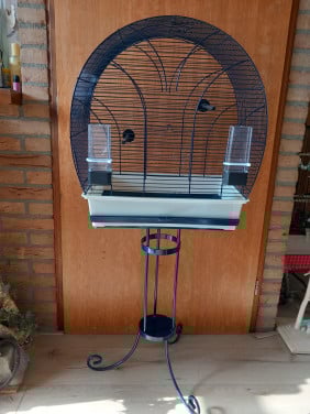 Vogelkooi met standaard