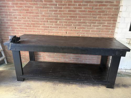 Werkbank met bankschroef