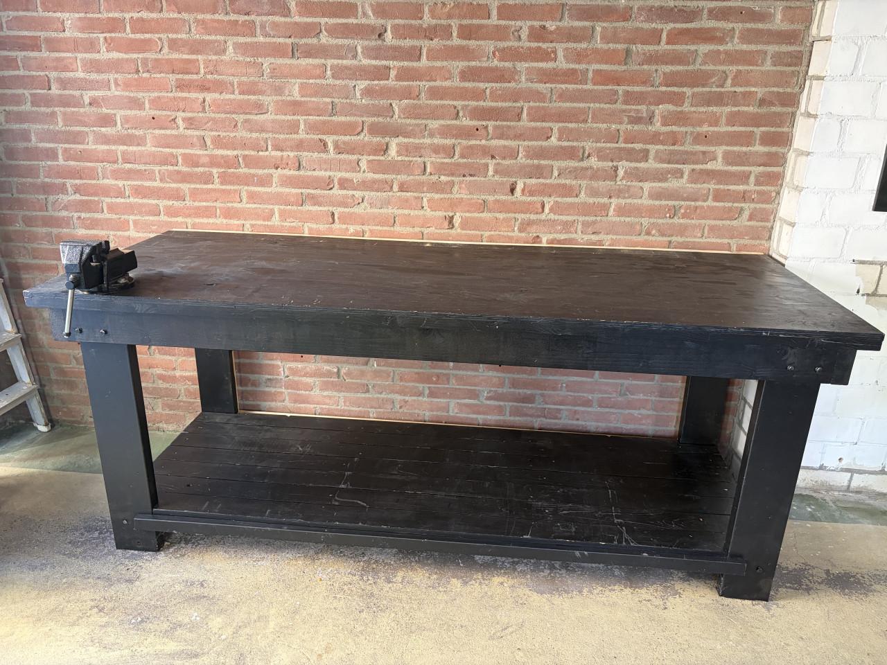 Werkbank met bankschroef
