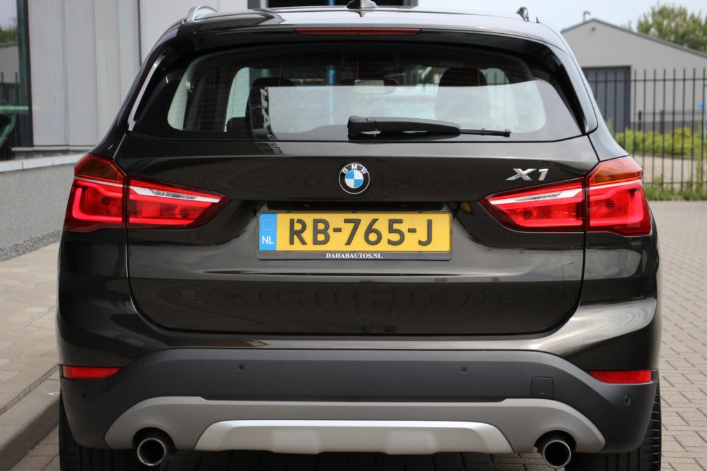 BMW X1 sdrive20i corporate lease executive | led | half leder | pdc |