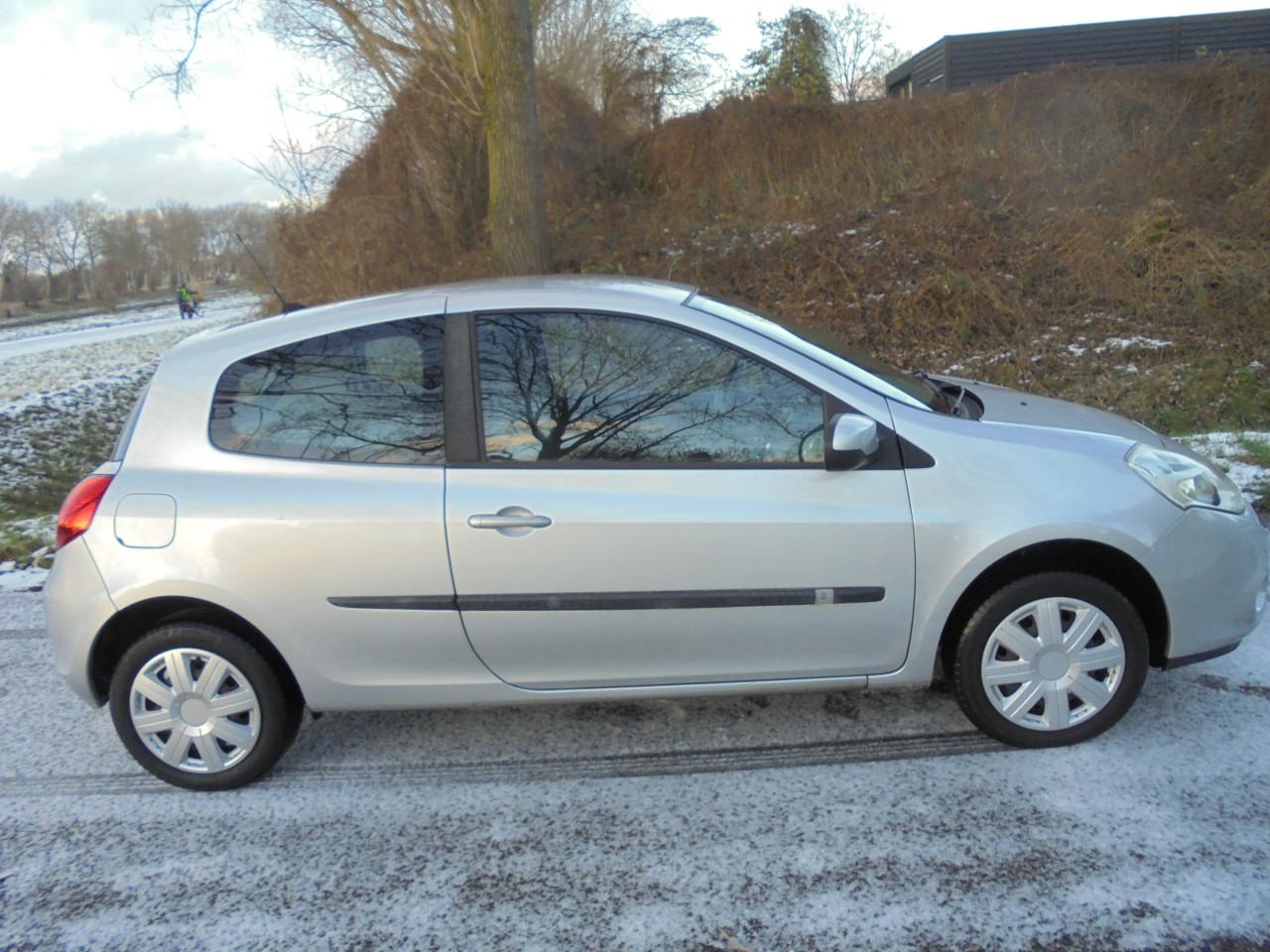 Clio bouwjaar 2010 met de zuinige 1.2 motor in nette staat diverse Extra's