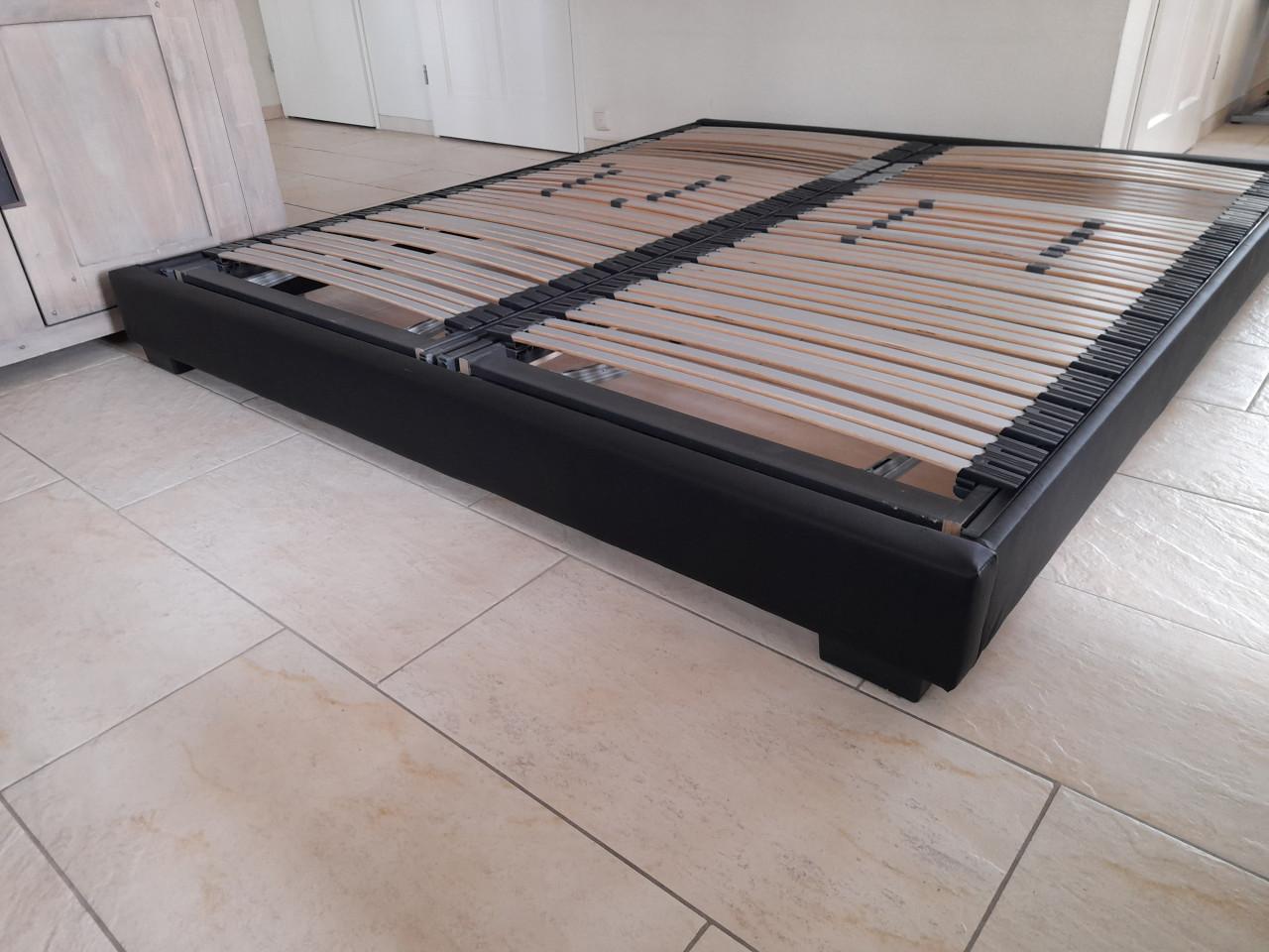 Zwart 180 x 200 bed met verstelbare lattenbodems (in goede nette staat)