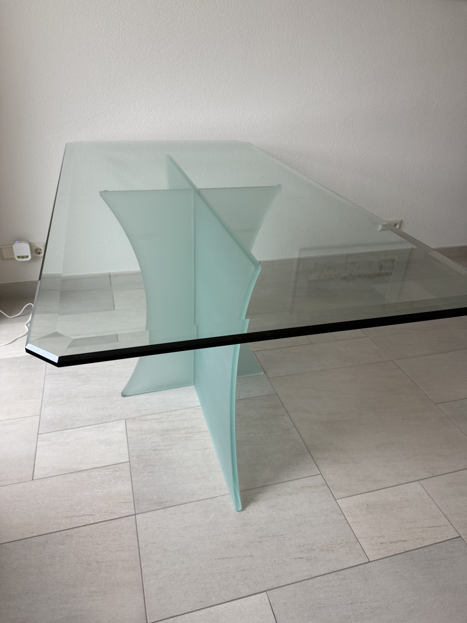 Mooie glazen eettafel met dubbele facet rand