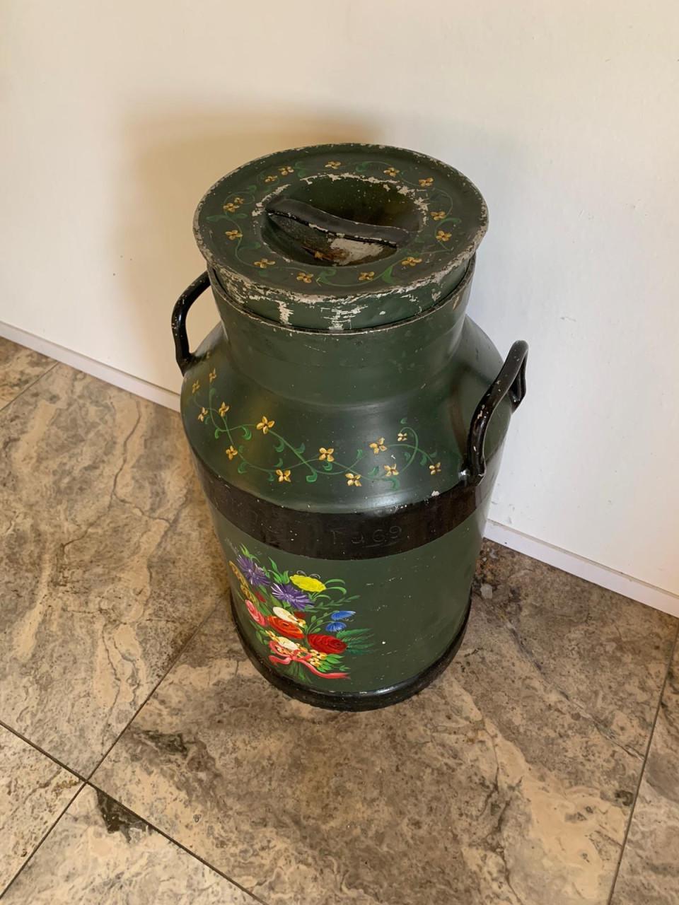 Beschilderde melkbus