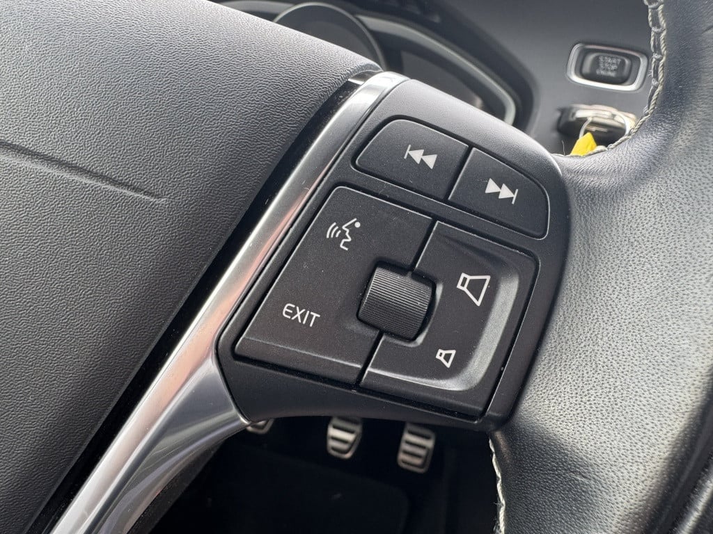 Volvo V40 2.0 t4 business sport r-design 190pk | navigatie | trekhaak afnb
