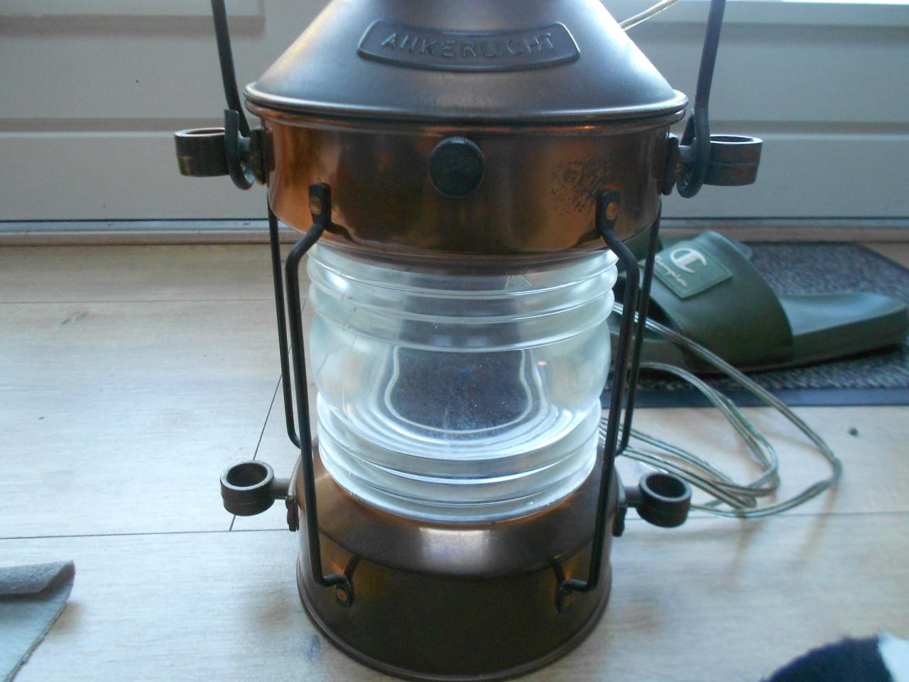 Antieke scheepslamp ankerlicht op stroom.
