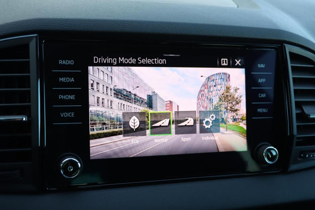 Skoda Karoq 1.5 tsi 150pk dsg7 sportline business trekhaak | camera | carpl