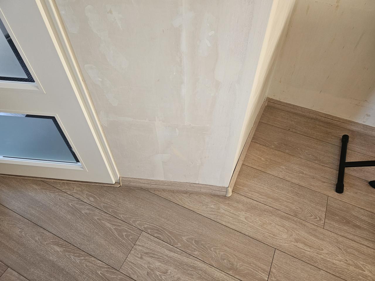 Laminaatvloerdelen+plinten.