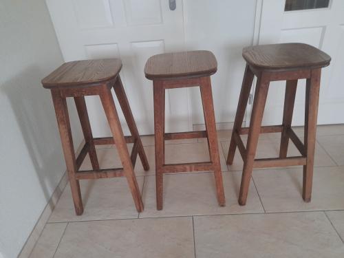 3 Barkrukken (doorleefd hout ) in goede staat !