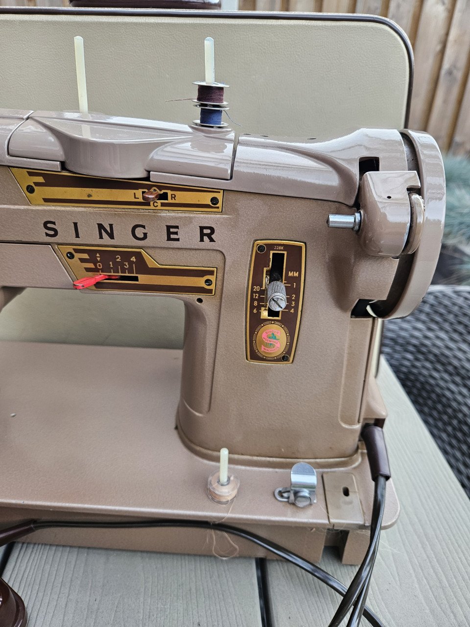 Zeer nette staat.. prachtige industriële krachtige Singer 328K naaimachine.