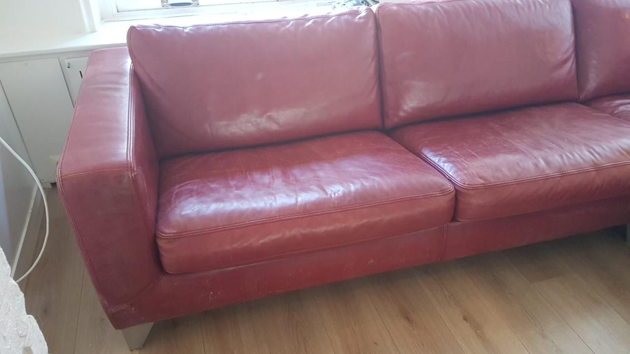 Zeer mooie design hoekbank in bordeauxrood leer