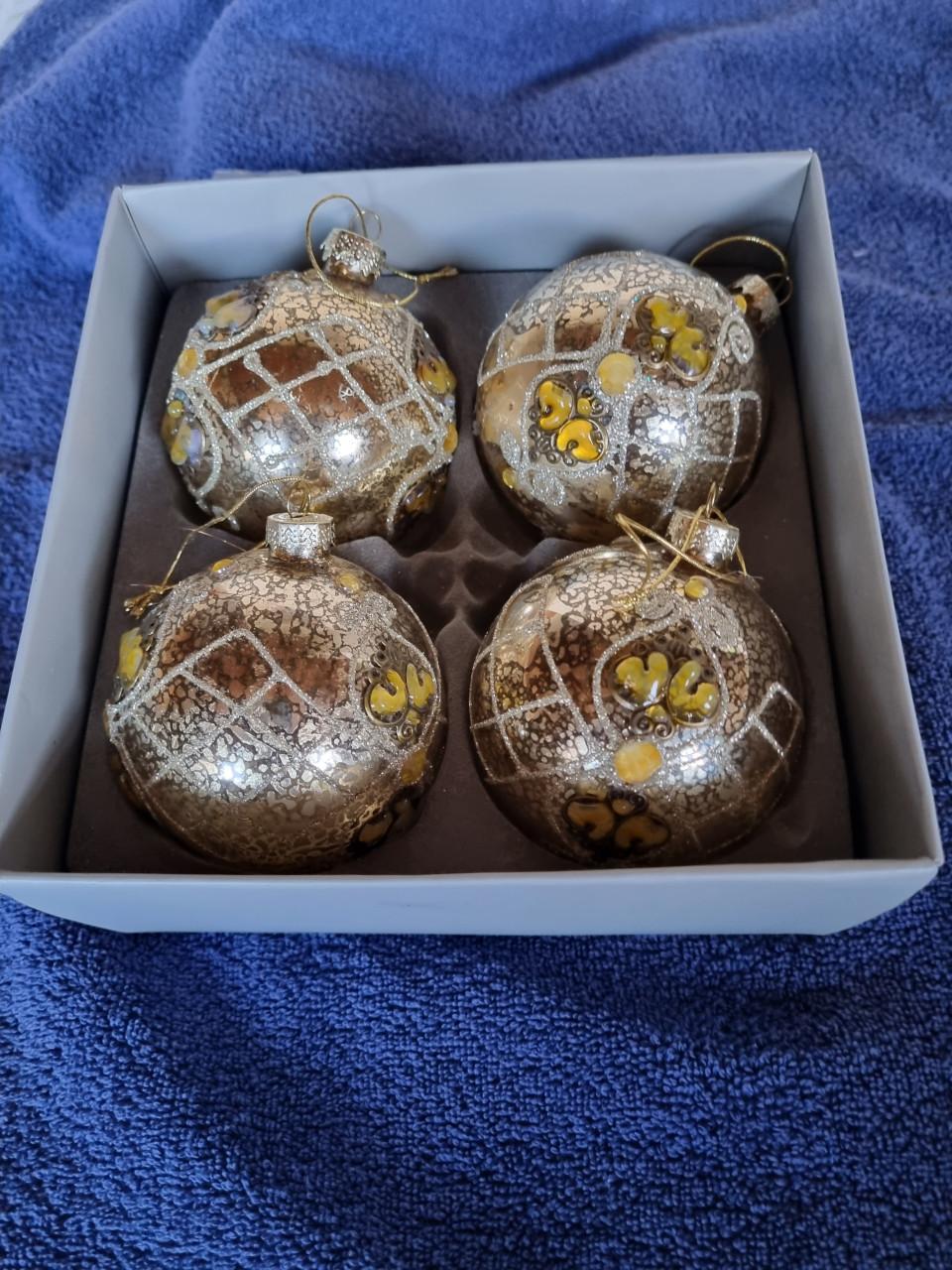 Nieuw: 4 glazen kerstballen in doos
