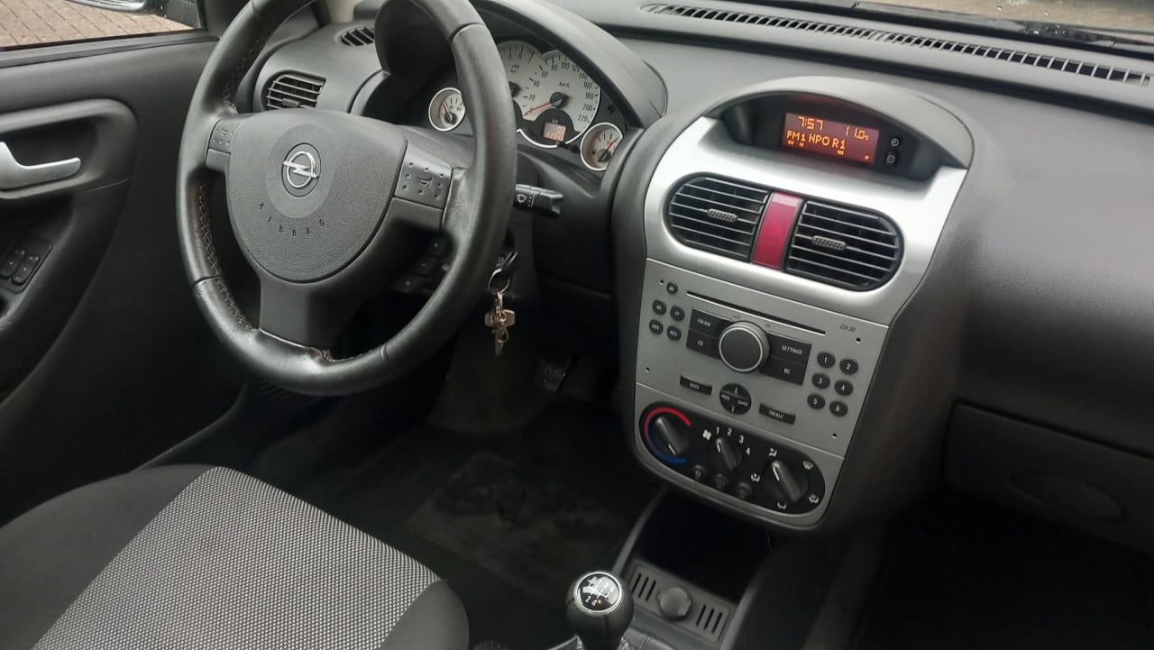 Opel CORSA 1.2-16V Silverline 3drs bj:2006 airco-lm velgen apk 2026 !!