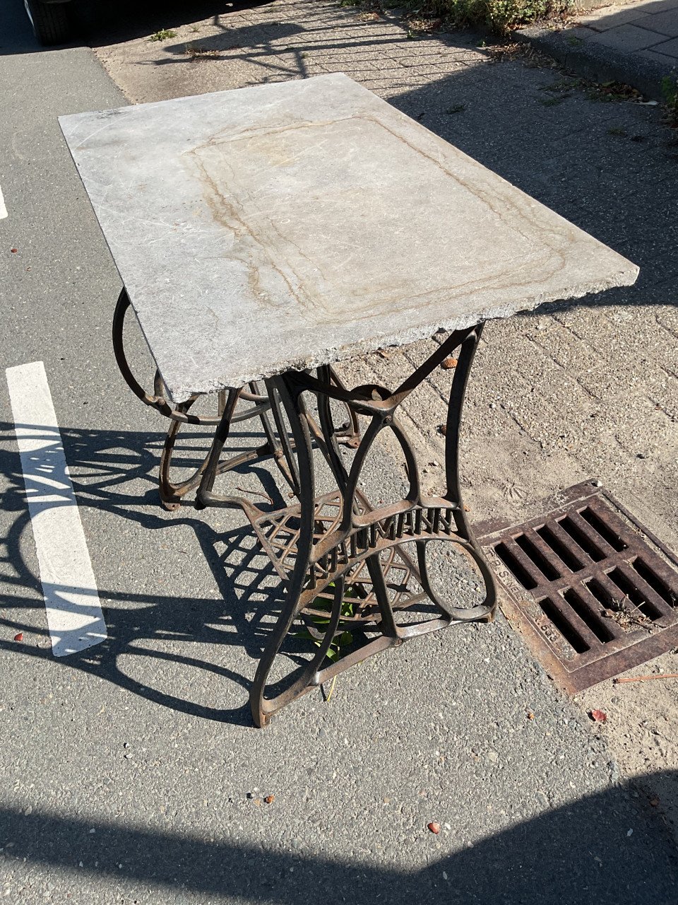 Gietijzeren tafel met hardstenen blad