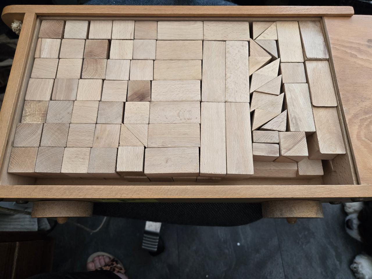 Houten Blokkenkar op wielen met trekkoord. ong. 150 blokken