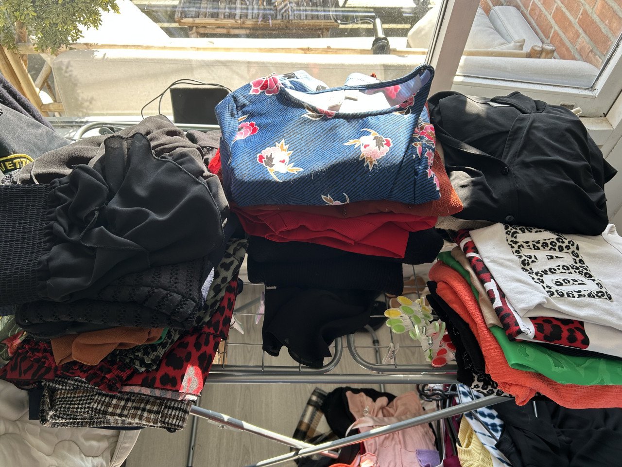 Meer dan 100 stuks dames kleding!