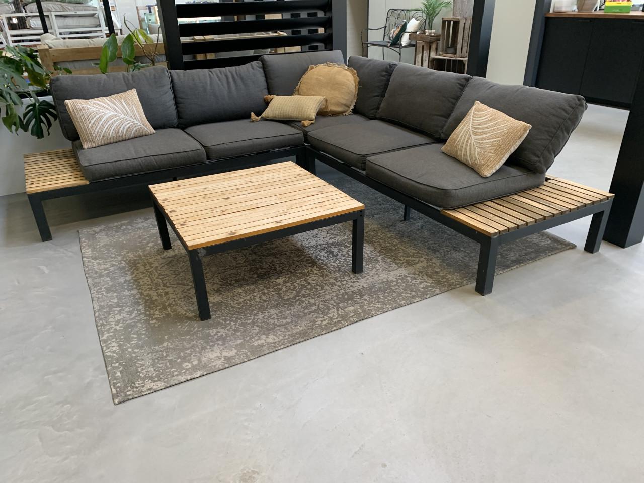 Zwart aluminium loungeset met houten plateaus, en tafel en kussens.