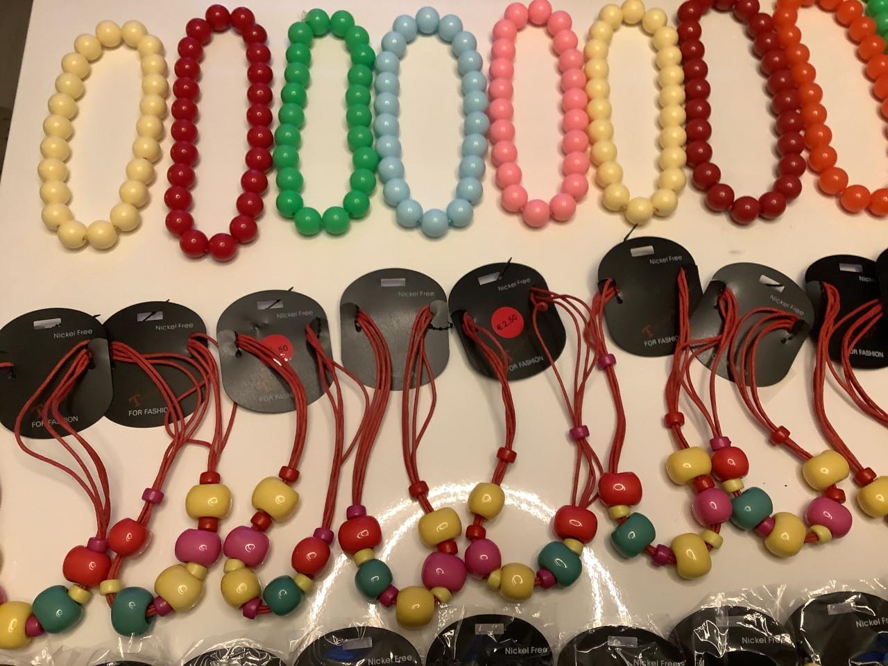 Partij kleurrijke kettingen. (Partij 20)