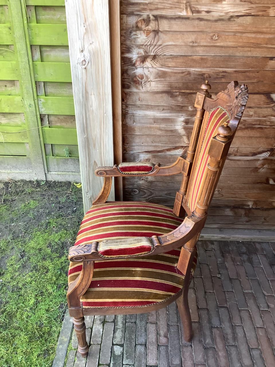 Antieke stoel met gestreepte bekleding.