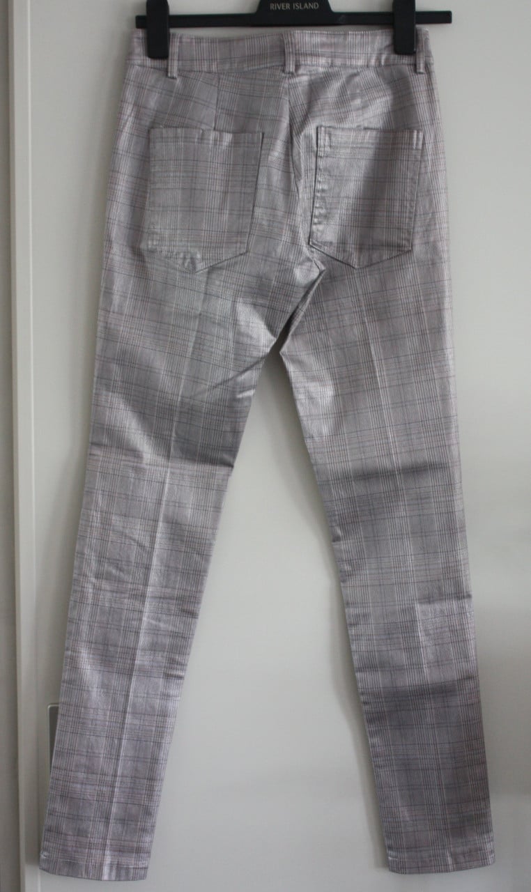 Nieuwe glanzende geruite grijze broek  maat 34
