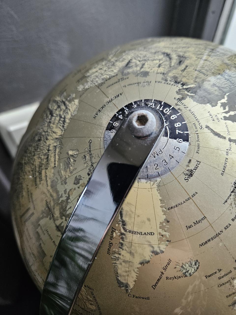 Prachtige gouden vintage wereldbol van metaal en chroom