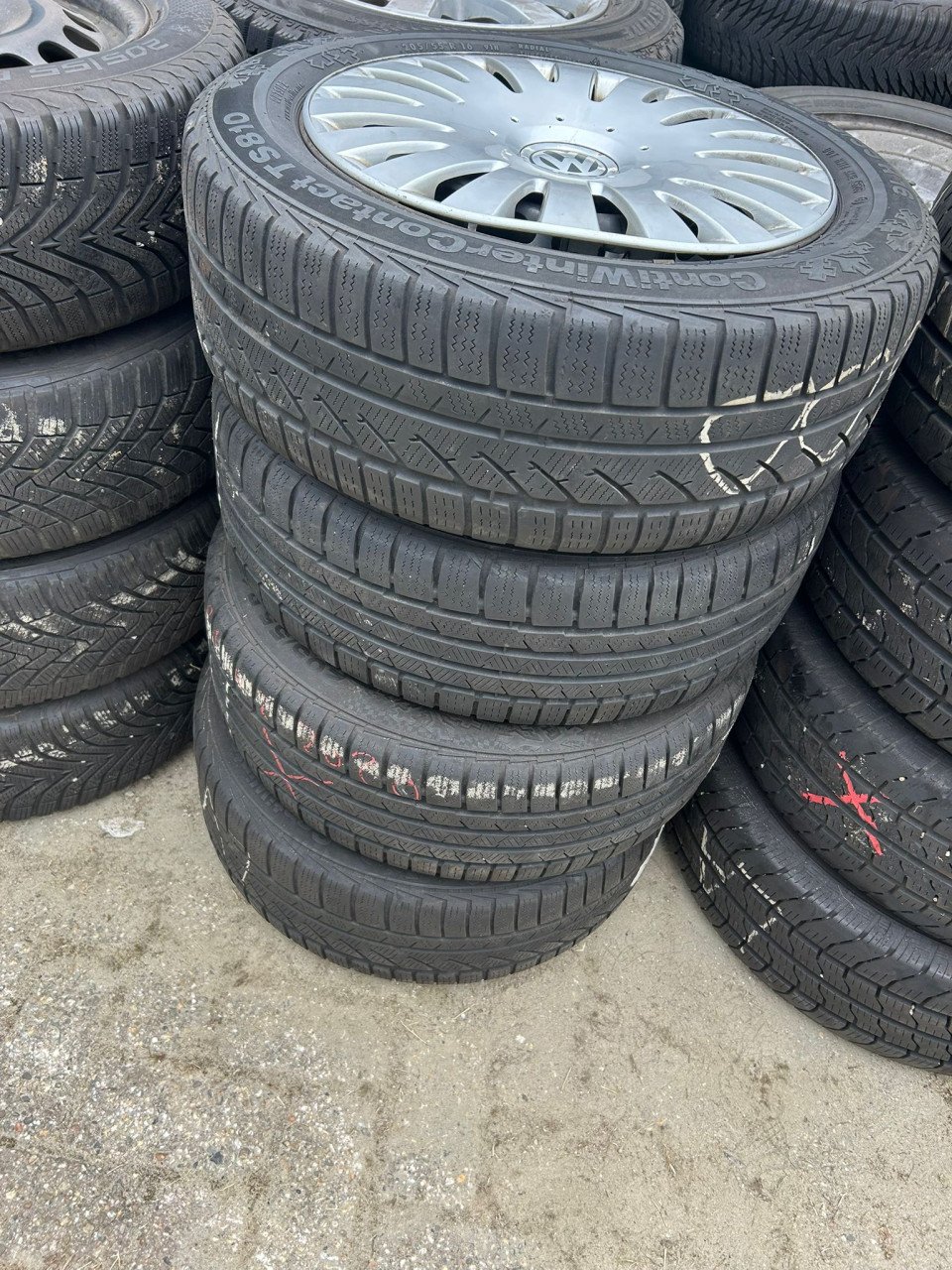 VW STALEN VELG WIELDOPPEN 16 INCH MET CONTINENTAL WINTERCONTACT BANDEN